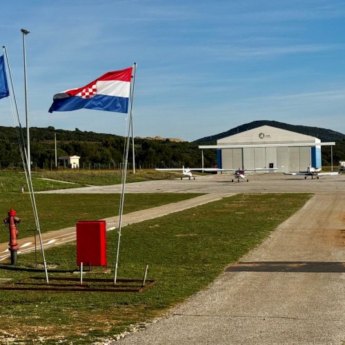 Zaparkovali jsme na ostrovním mezinárodním letišti Losinj LSZ.jpg